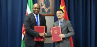 Suriname en China versterken samenwerking met donatie van 16 ambulances